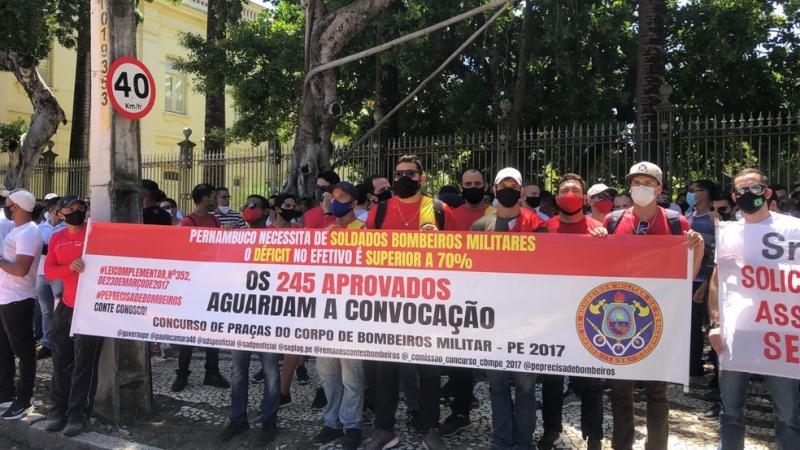 Candidatos aprovados em concursos para PM e bombeiros fazem protesto no Recife