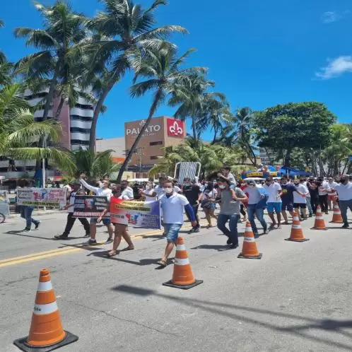 Aprovados fazem manifestação na Ponta Verde contra anulação do concurso para soldado da PM